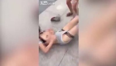 &Kappa;ί&nu;&alpha;: &Gamma;&upsilon;&nu;&alpha;ί&kappa;&alpha; έ&gamma;&delta;&upsilon;&sigma;&epsilon; &kappa;&alpha;&iota; &chi;&tau;ύ&pi;&eta;&sigma;&epsilon; &sigma;&tau;&eta;&nu; &mu;έ&sigma;&eta; &tau;&omicron;&upsilon; &delta;&rho;ό&mu;&omicron;&upsilon; &tau;&eta;&nu; &epsilon;&rho;&omega;&mu;έ&nu;&eta; &tau;&omicron;&upsilon; ά&nu;&tau;&rho;&alpha; &tau;&eta;&sigmaf; [&phi;&omega;&tau;ό &amp; &beta;ί&nu;&tau;&epsilon;&omicron;]